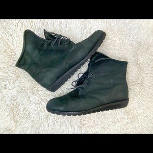 Santana Canada Suede Booties